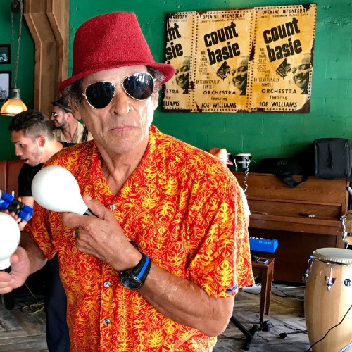 Musicisti vestiti con colori vivaci che si esibiscono al nightclub Ball & Chain di Miami