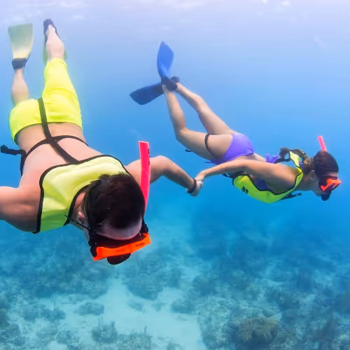 Giovane coppia che si tiene per mano mentre fa snorkeling sott'acqua a Key Westg, coppia che fa snorkeling a Key West, tenendosi per mano sott'acqua