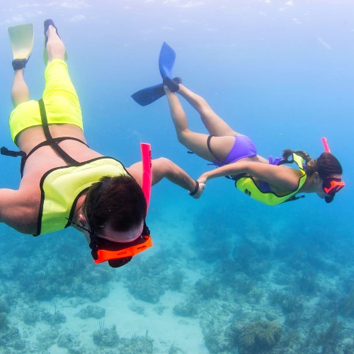 Giovane coppia che si tiene per mano mentre fa snorkeling sott'acqua a Key Westg, coppia che fa snorkeling a Key West, tenendosi per mano sott'acqua