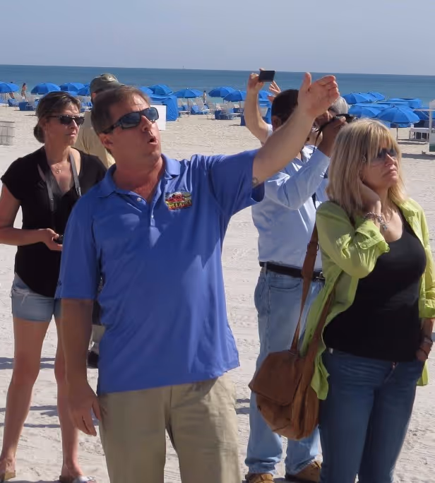 Guida turistica che conduce un tour a piedi nel quartiere Art Deco di Miami Beach