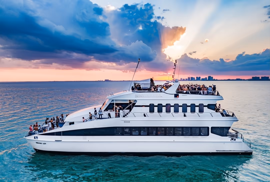 Private boat tour on a yacht