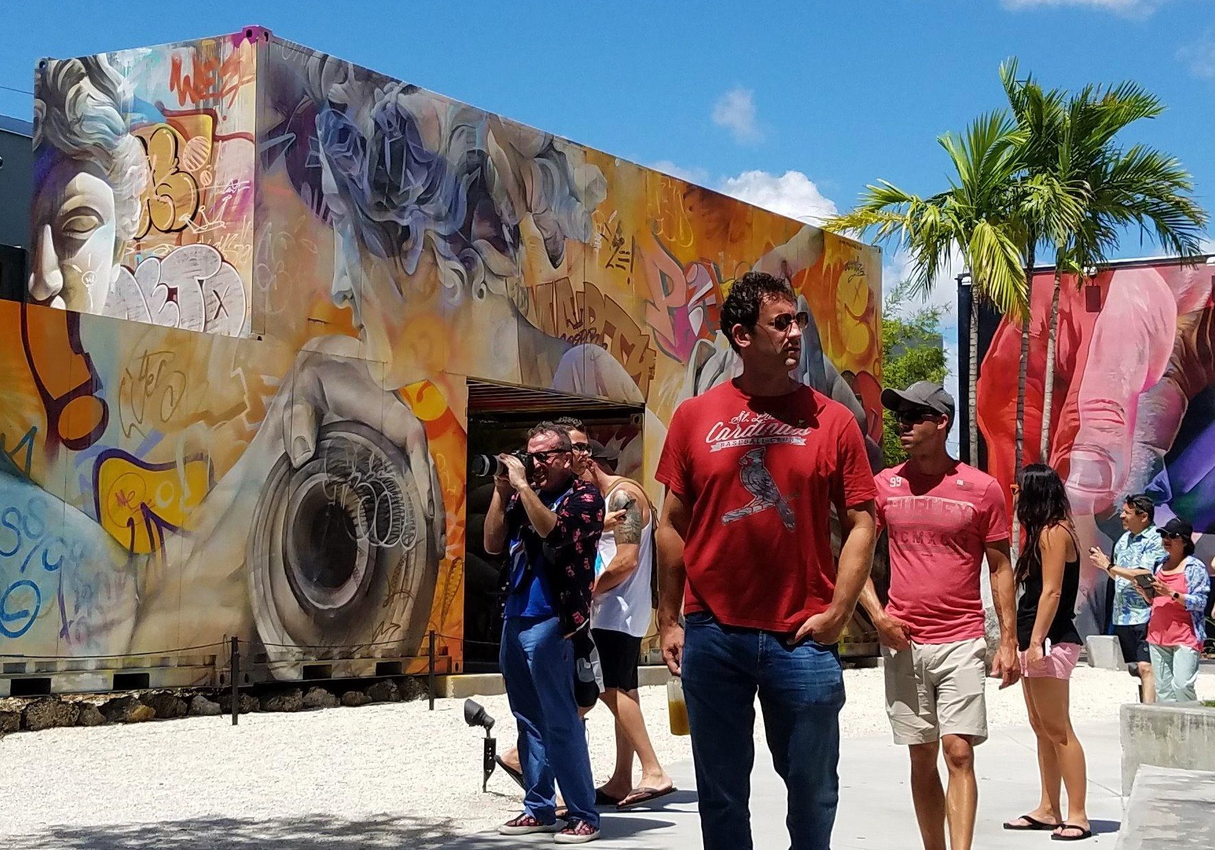 Blogger, Matt Meltzer, walking in the shade around the Wynwood Walls
