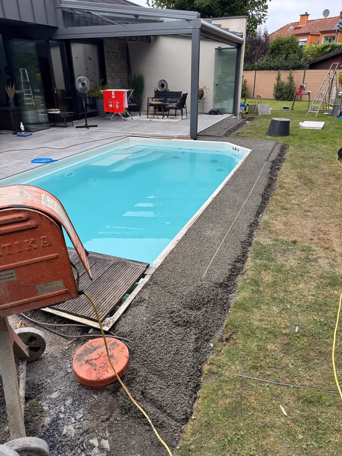 Fertigbecken eingesetzt, Hinterfüllung mit Schotter und Vorbereitung der Poolumrandung - Lindemann Bau GmbH
