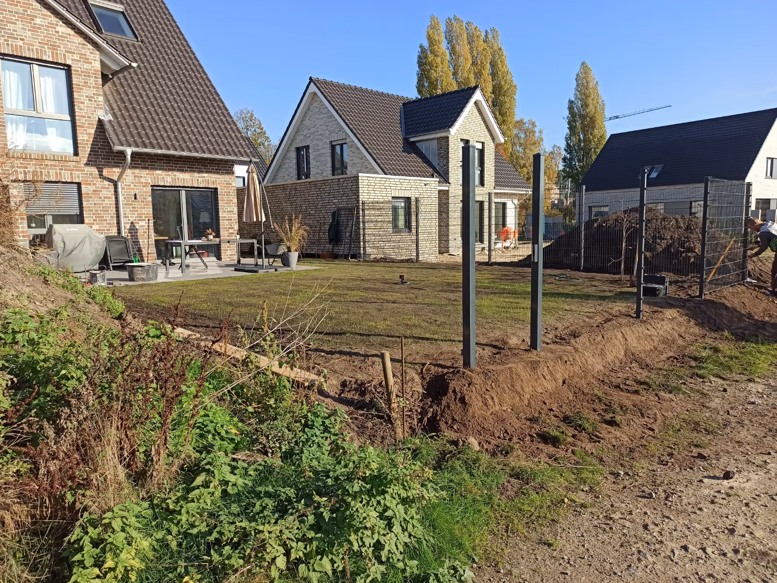 Setzen der Zaunpfosten und Beginn der Zaunmontage im Garten - Lindemann Bau GmbH