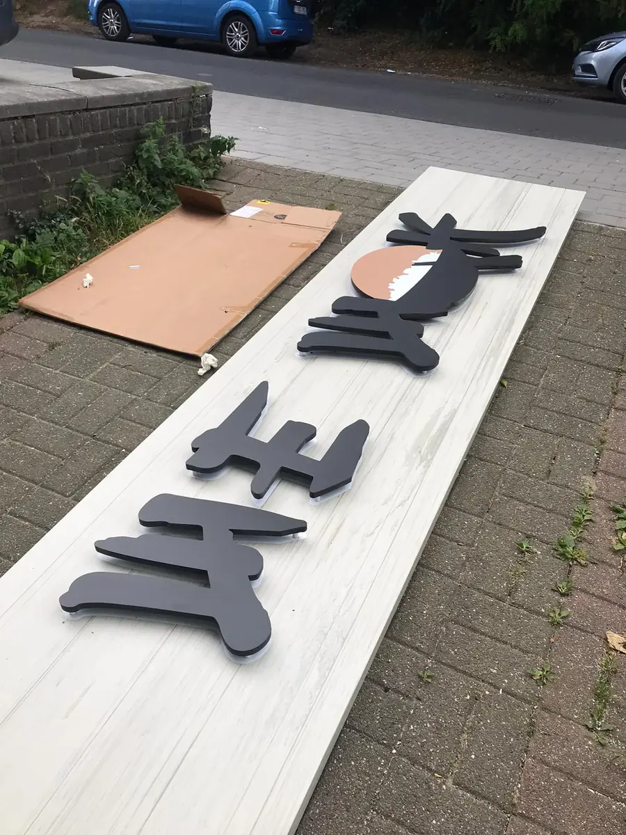 Fabrication lettres 3D relief sur mesure – WeWok - atelier Bruxelles