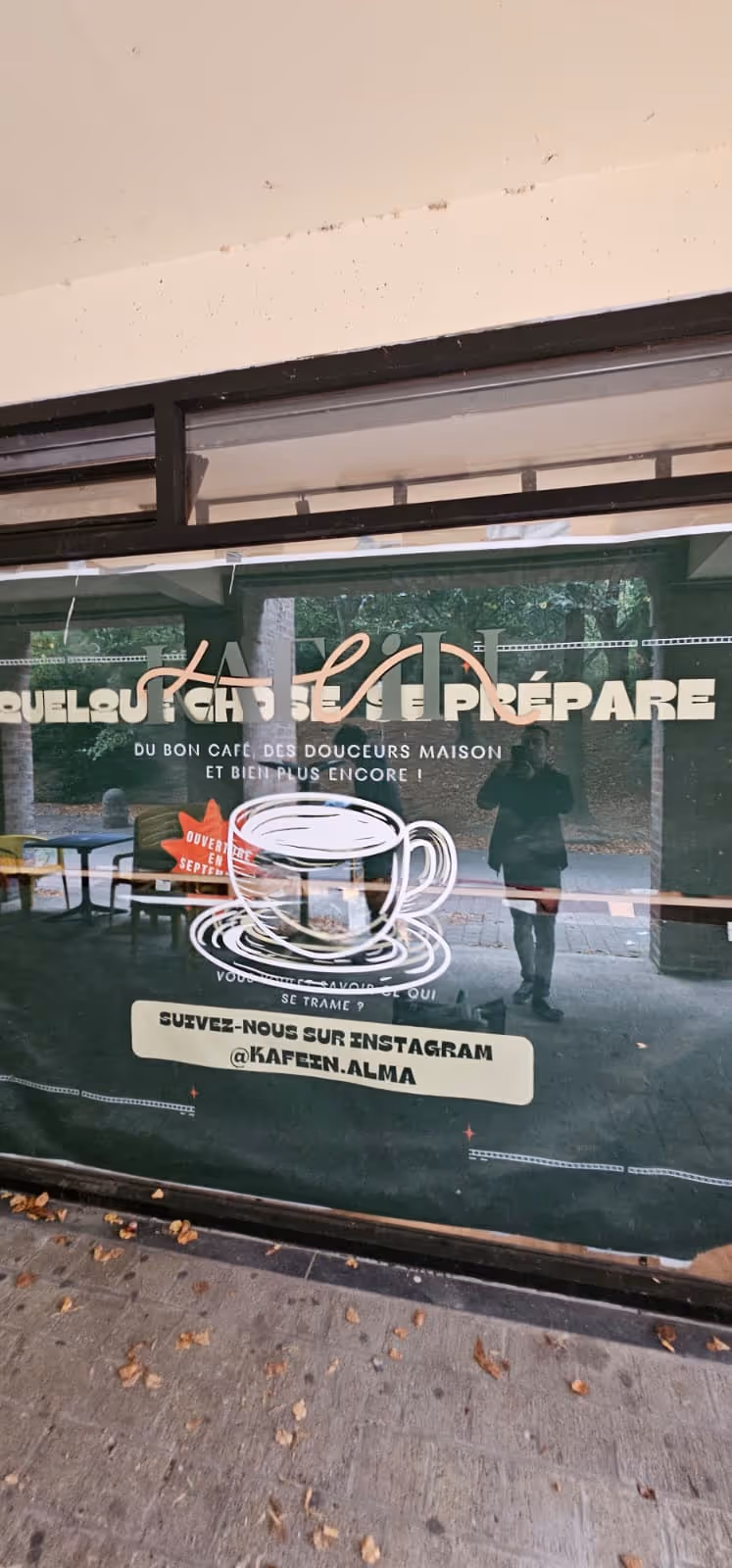 Stickers vitrine installés chez Kafein Alma à Bruxelles