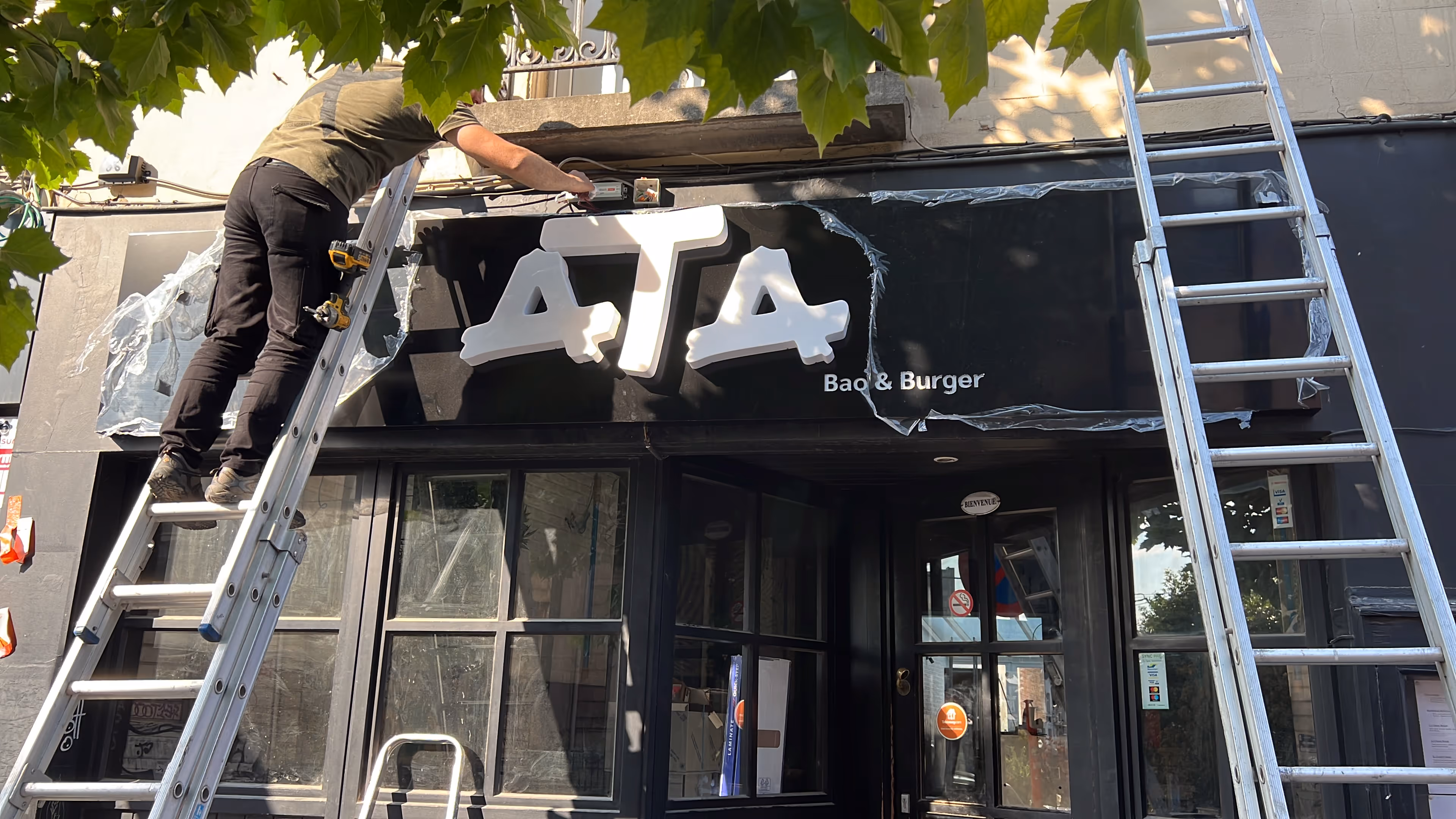 Enseigne lettres 3D extérieure – Ata Bao Burger Ixelles - Enseignes lumineuses
