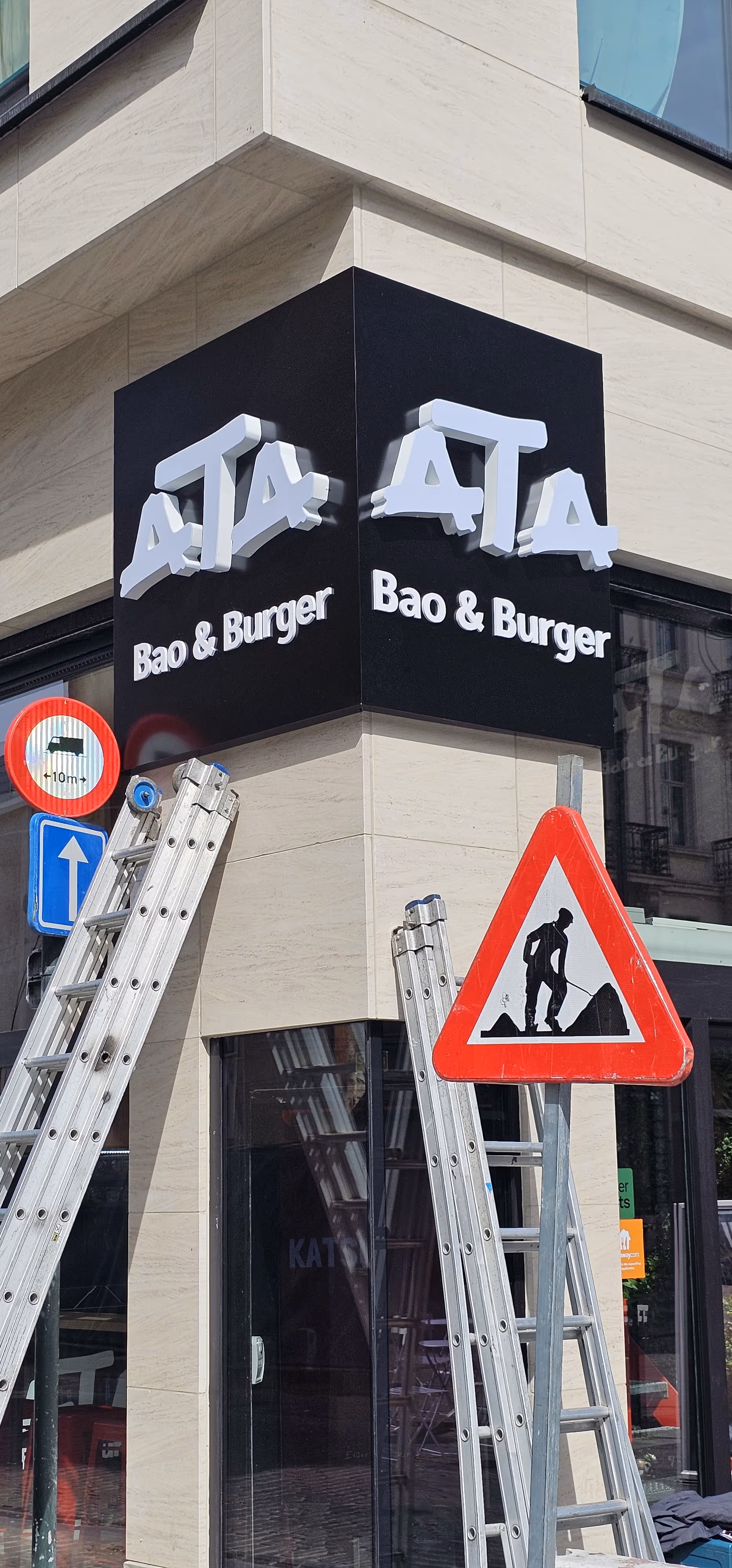 Enseigne 3D en angle sur façade – Ata Bao Burger De Brouckère - Enseignes Lumineuses