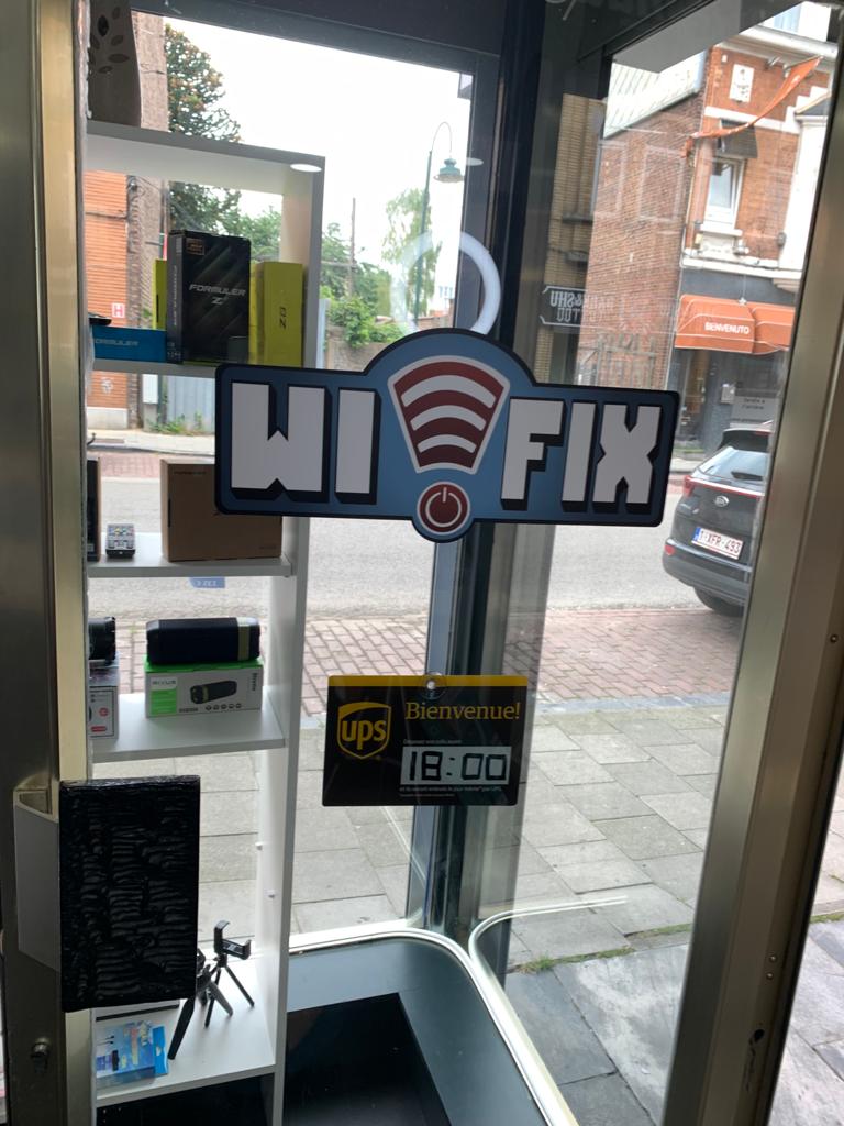 Vitrine Wifix avec stickers posés par Mosaïk Agency