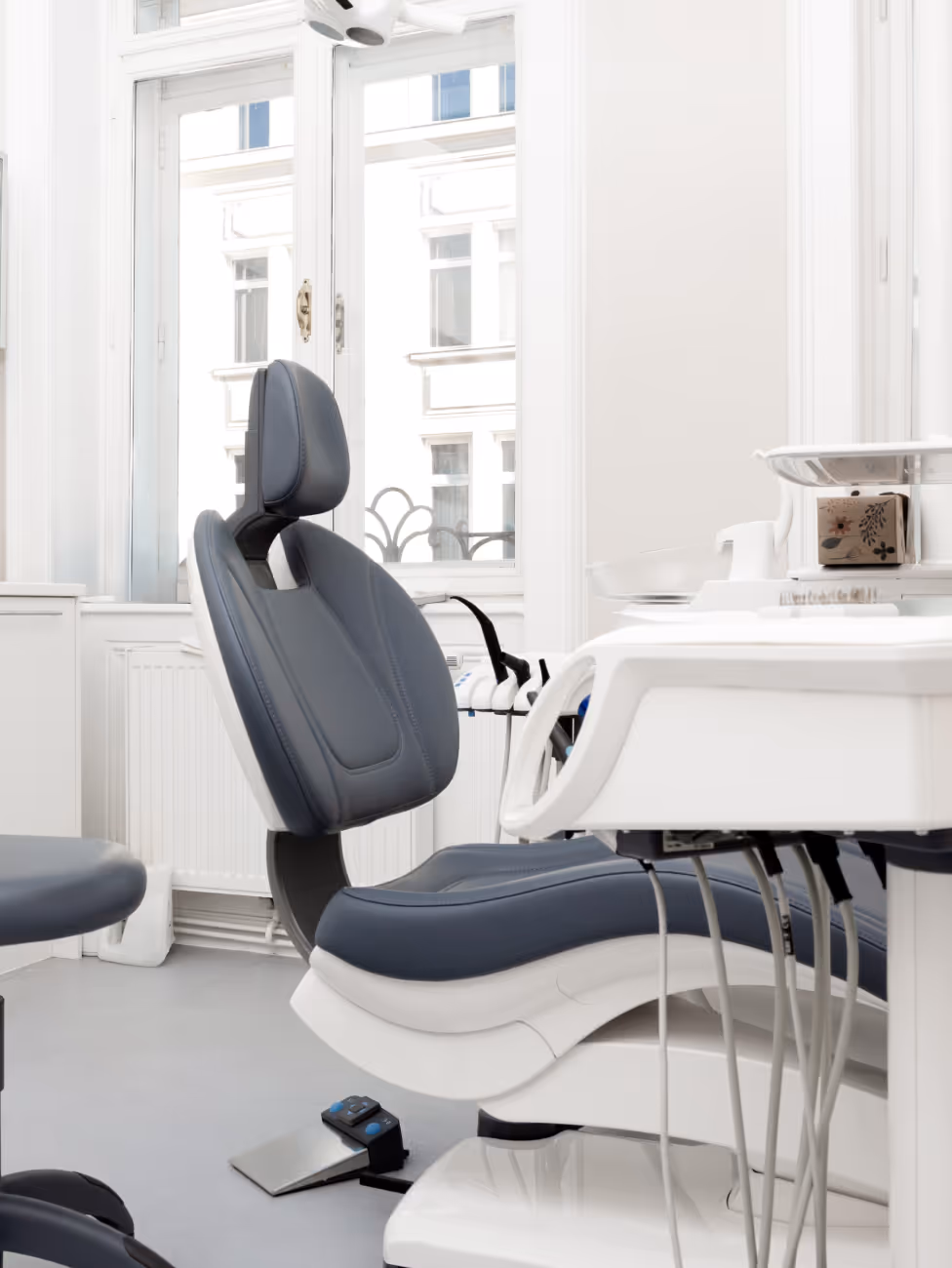 Moderner Zahnarztstuhl in heller, professioneller Praxis in Wien