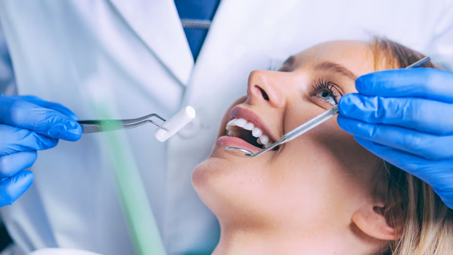 Moderne Zahnbehandlung mit 3D-Implantologie in entspannter Atmosphäre