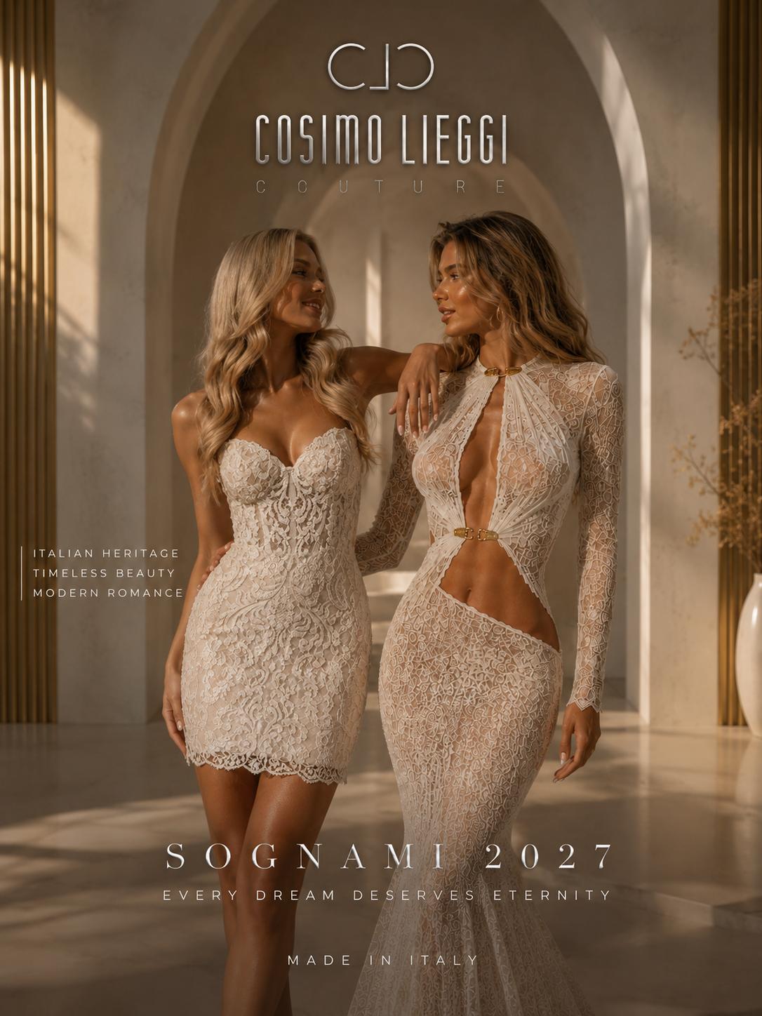 Due modelle sorridenti indossano abiti da sposa eleganti in pizzo bianco in un ambiente raffinato.