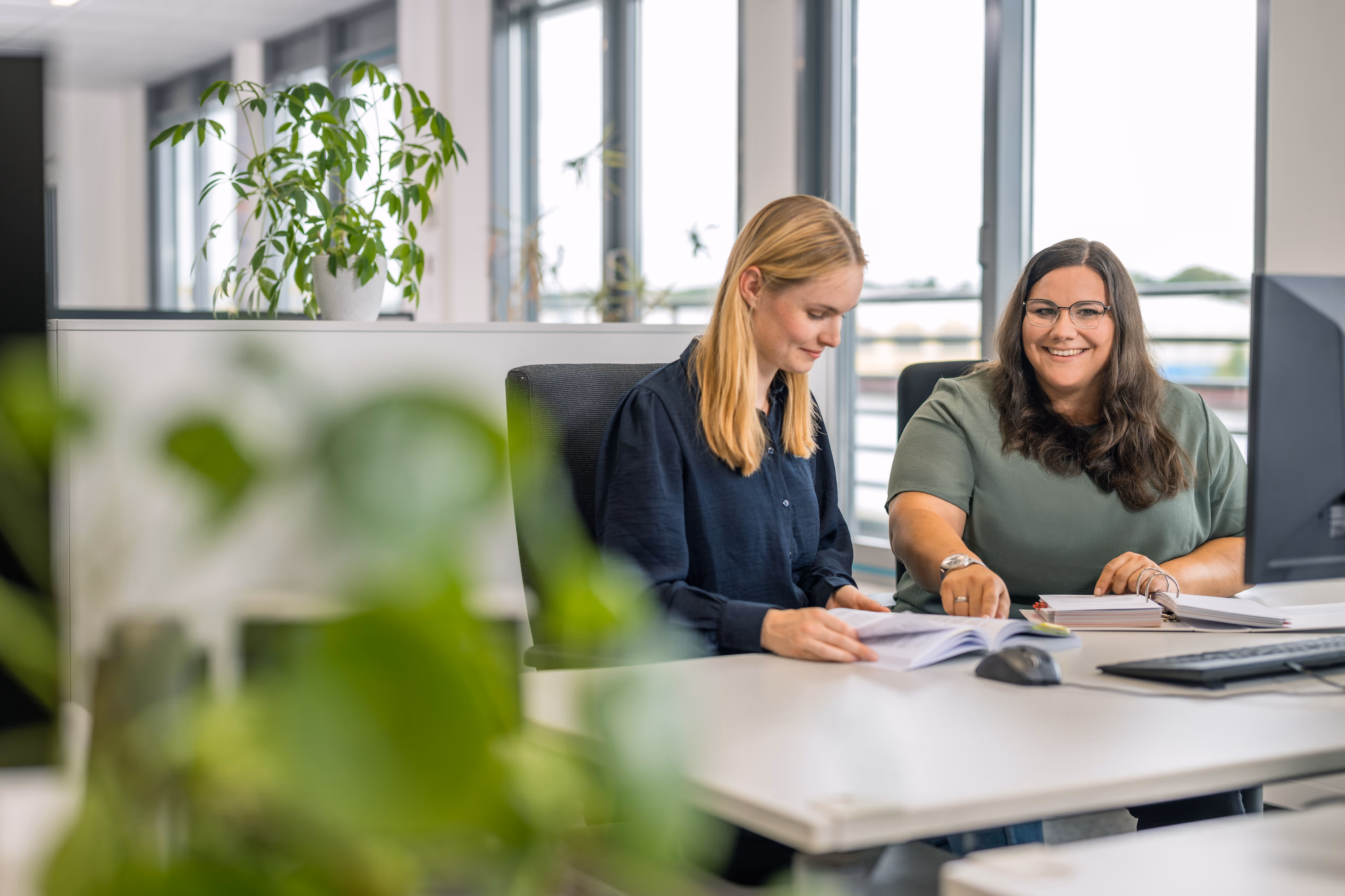 Zwei Frauen arbeiten am Computer