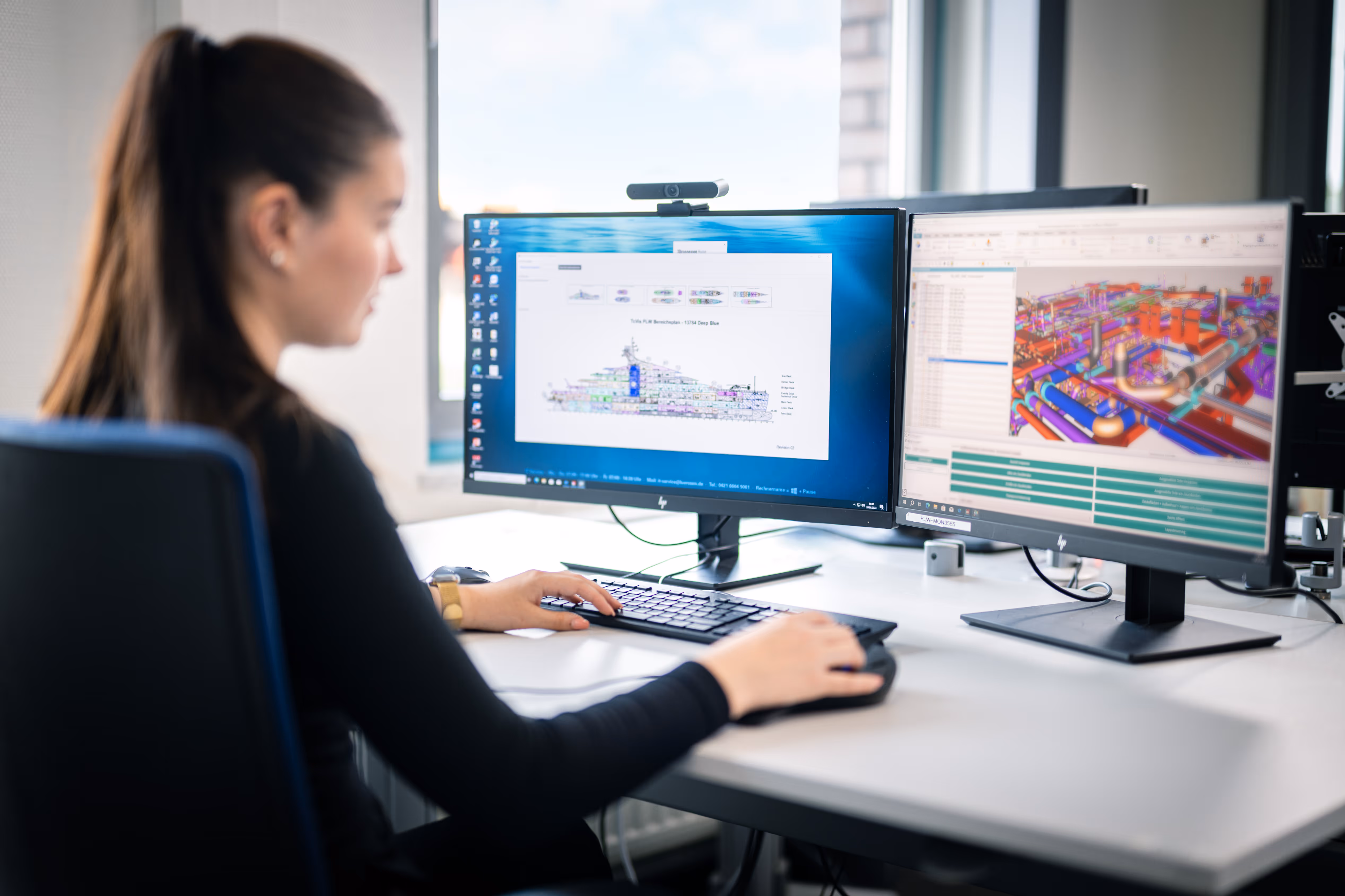 Frau arbeitet am Computer