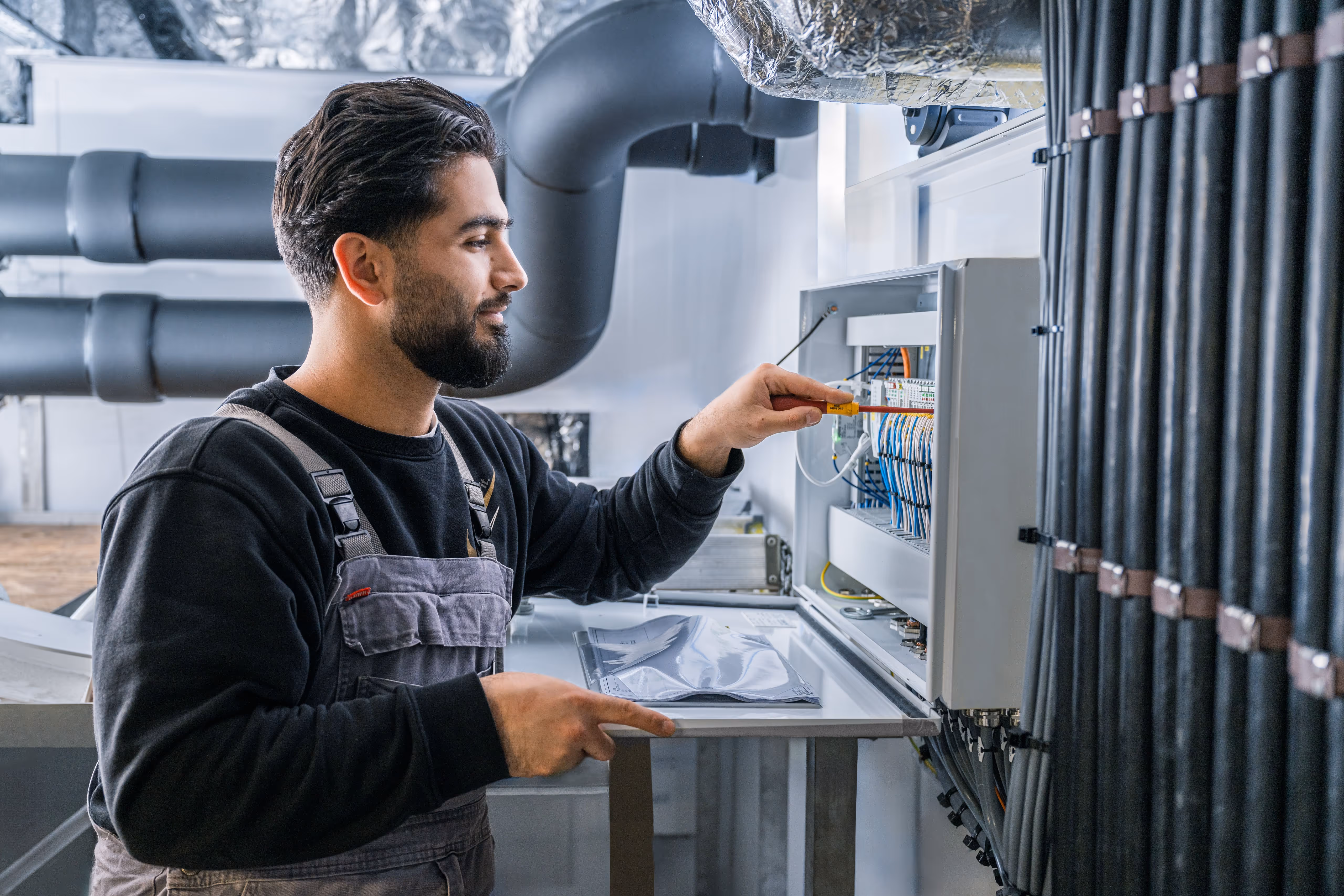 Elektriker arbeiten mit Werkzeugen