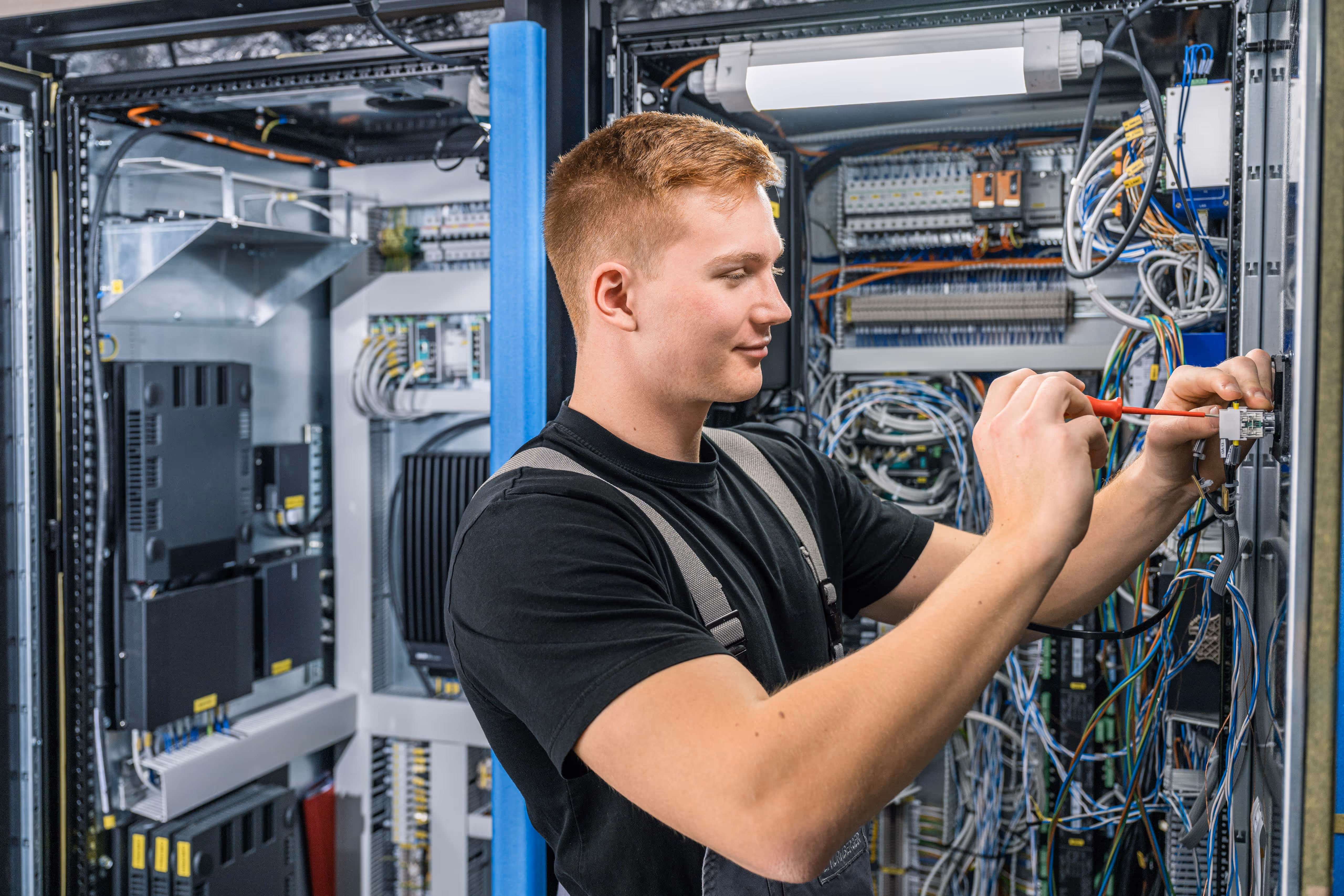 Elektriker arbeiten in der Werkstatt mit Werkzeugen