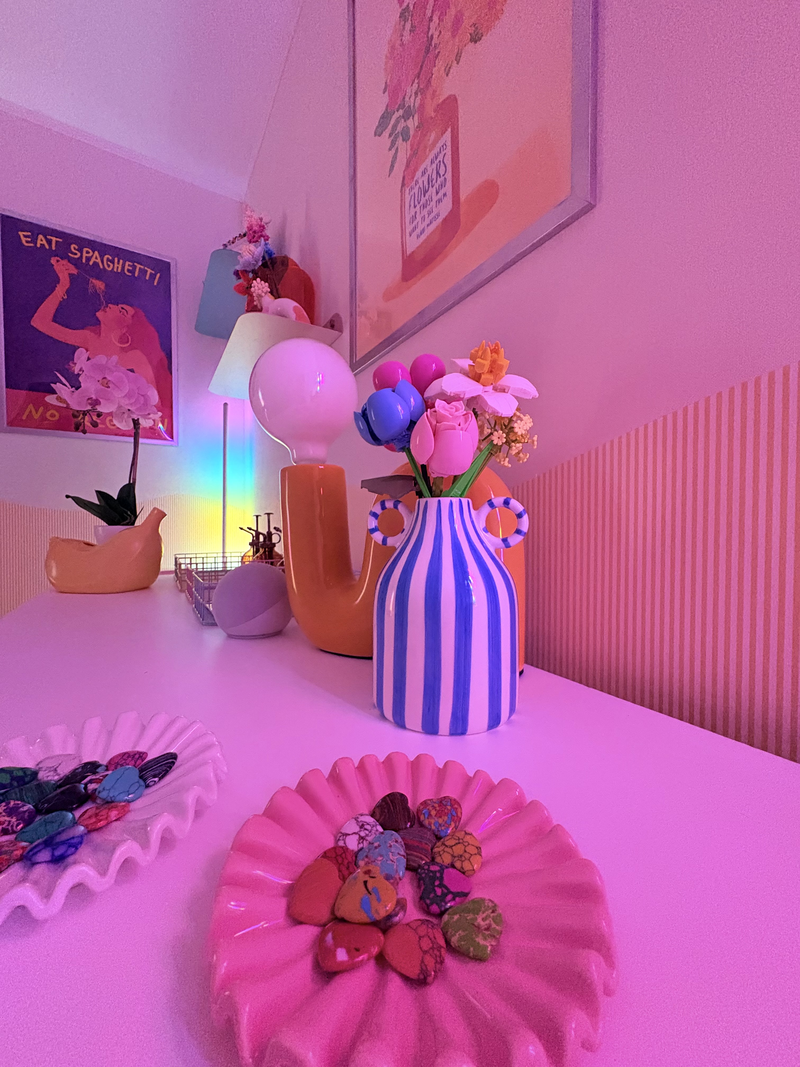 Décor pop et coloré avec vases et néons – atmosphère sensorielle et personnalisée du spa Bloom.