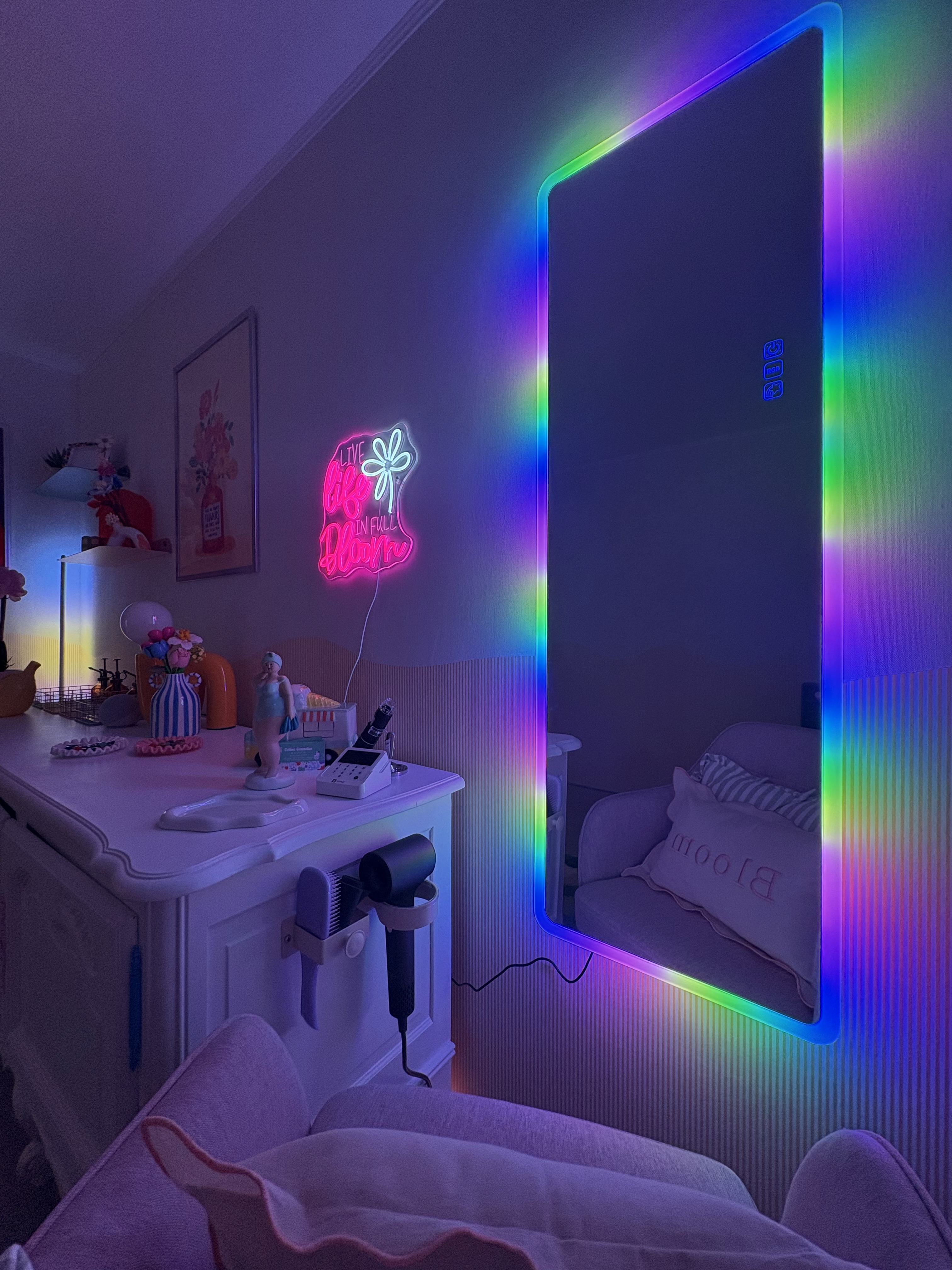 Salle Bloom avec lumières colorées adaptatives – ambiance immersive head spa Val d’Europe.