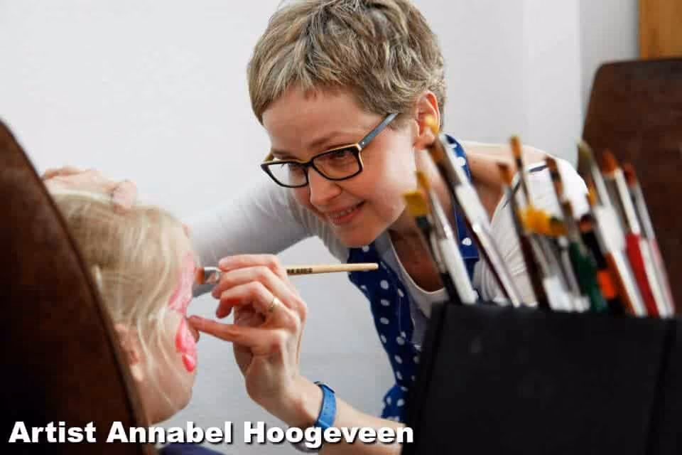 our instructor Annabel Hoogreveen face painting a young child