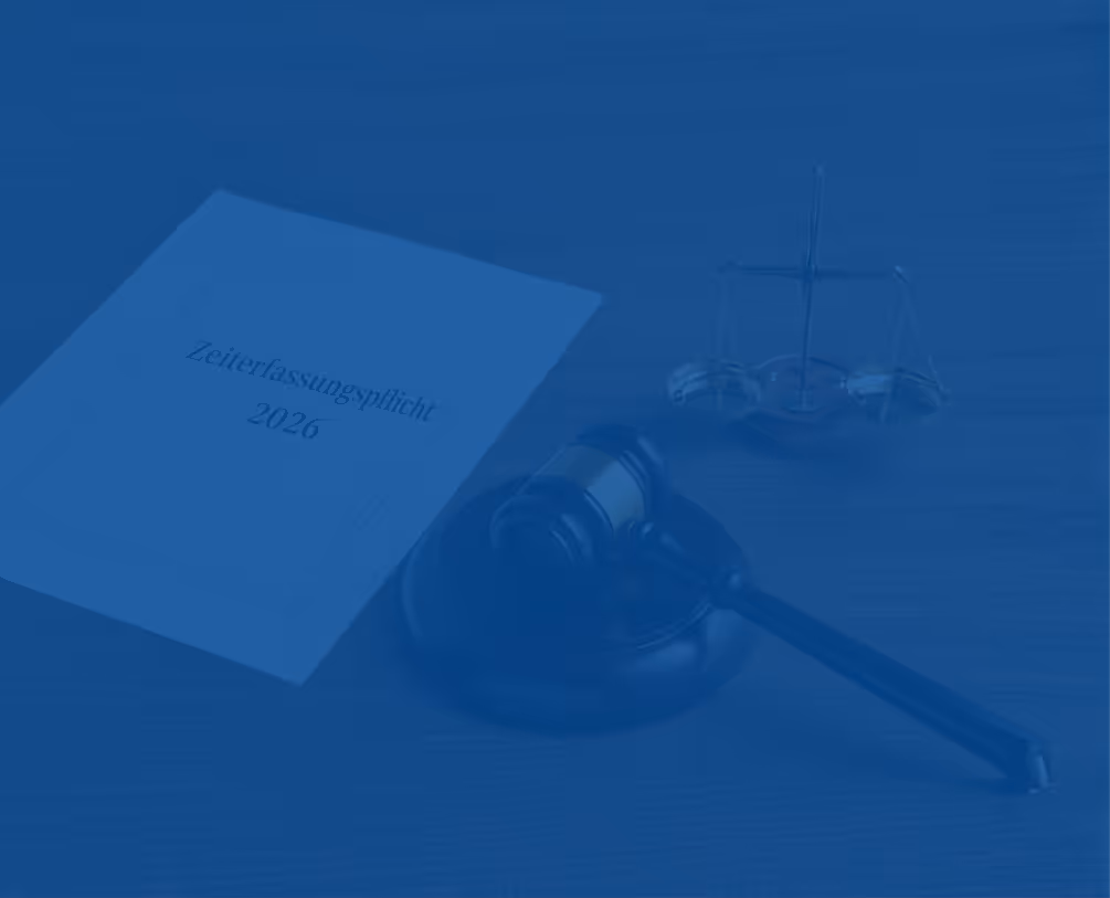 Ein Gerichtshammer, eine Waage und ein Papier mit der Aufschrift Zeit­erfassungspflicht 2026 auf einem Tisch.