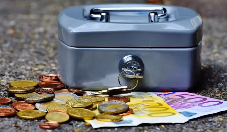 Ehegatten-Minijob im Kleinunternehmen: Symbolbild für Lohnzahlungen mit Kasse, Scheinen und Münzen