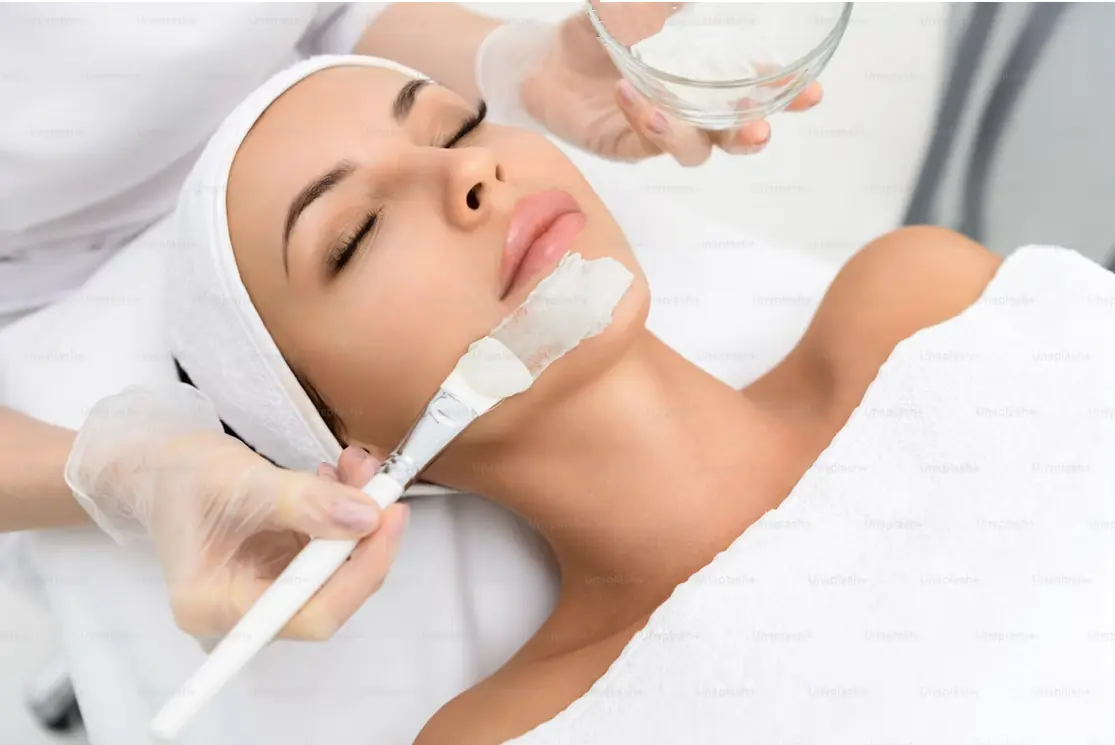 Image d'un soin sur visage représentant la catégorie soins Visage