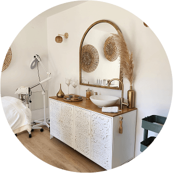 Image représentant un miroir et une vasque