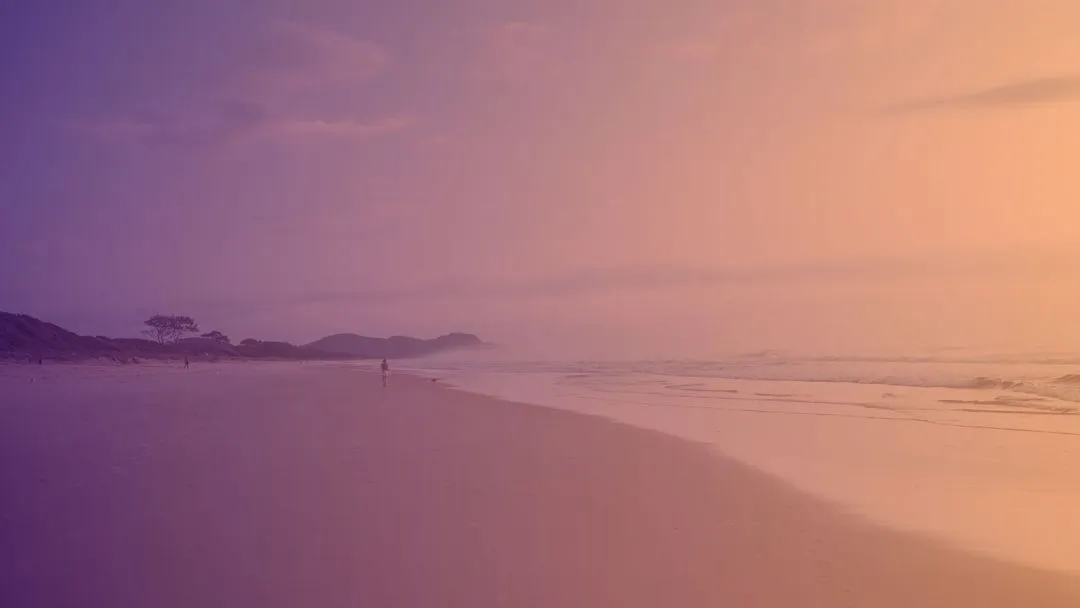 une plage avec un océan