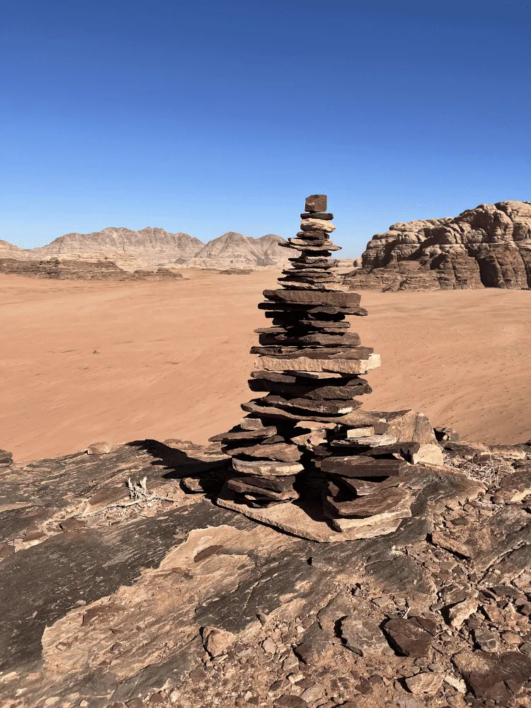 désert avec une sculture de roche