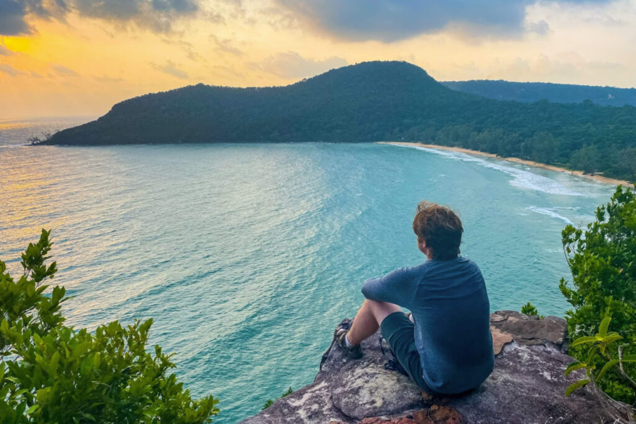 Détente dans un hamac au bord de plage