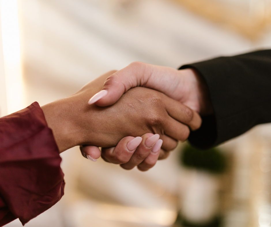 Deux mains serrées en partenariat