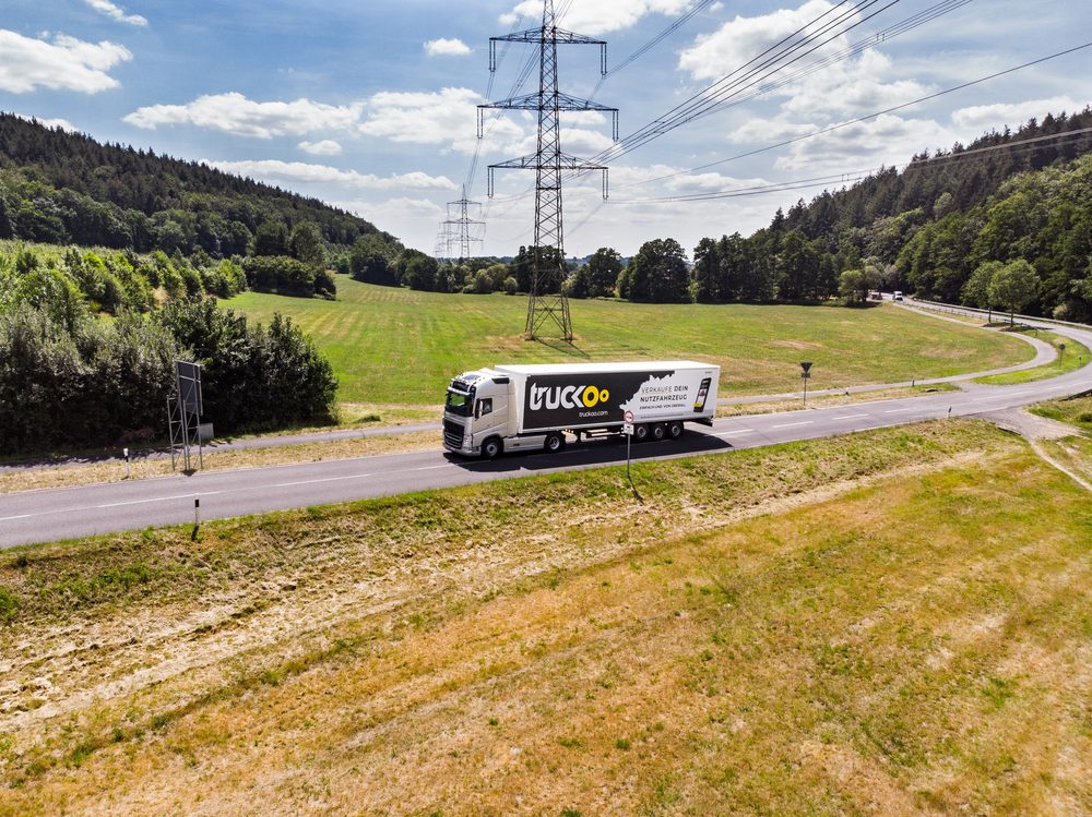 Sattelzug auf einer Landstraße, Luftaufnahme