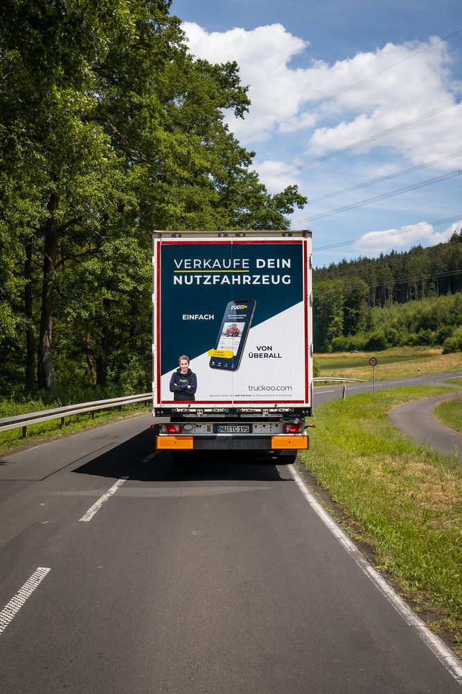 Heckansicht eines truckoo Sattelzugs auf einer Landstraße