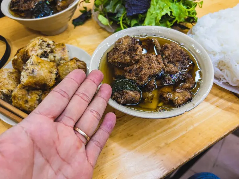 Bol de bún chả vietnamien avec sauce nuoc mam, vermicelles de riz et nems croustillants