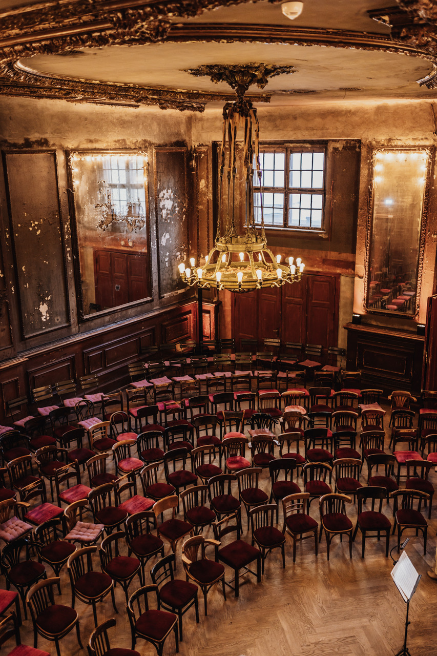 Der historische Spiegelsaal in Clärchens Ballhaus, mit roter Samtbestuhlung für ein Sonntagskonzert.