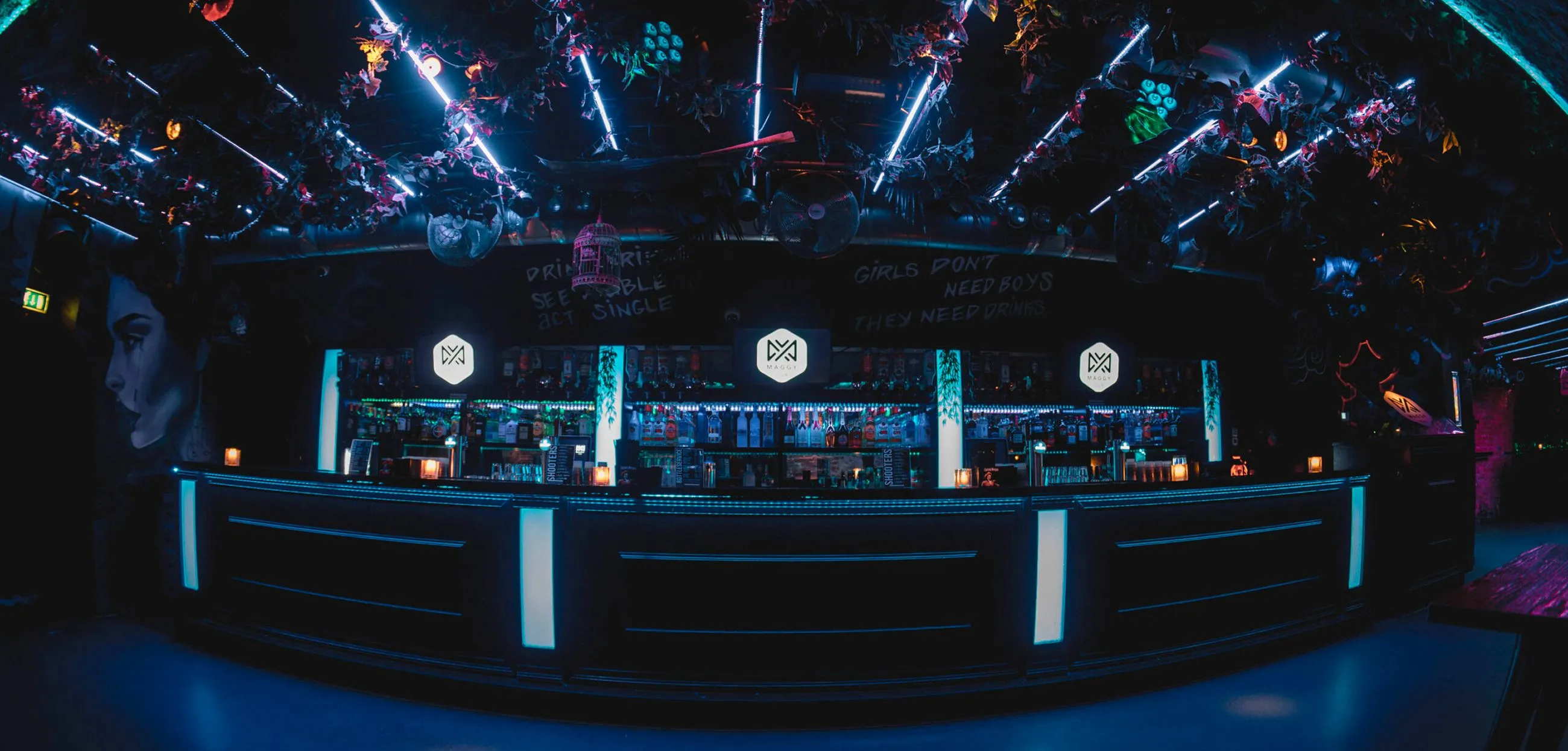 Verlichte muurdecoratie in Club Maggy