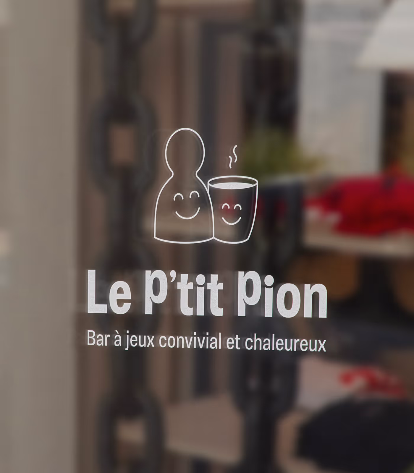 Logo du P'tit Pion sur vitrine
