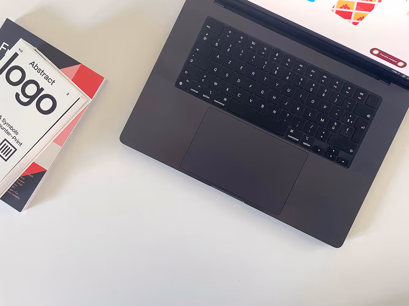 Photo d'un clavier d'ordinateur et d'une pile de livres sur le design