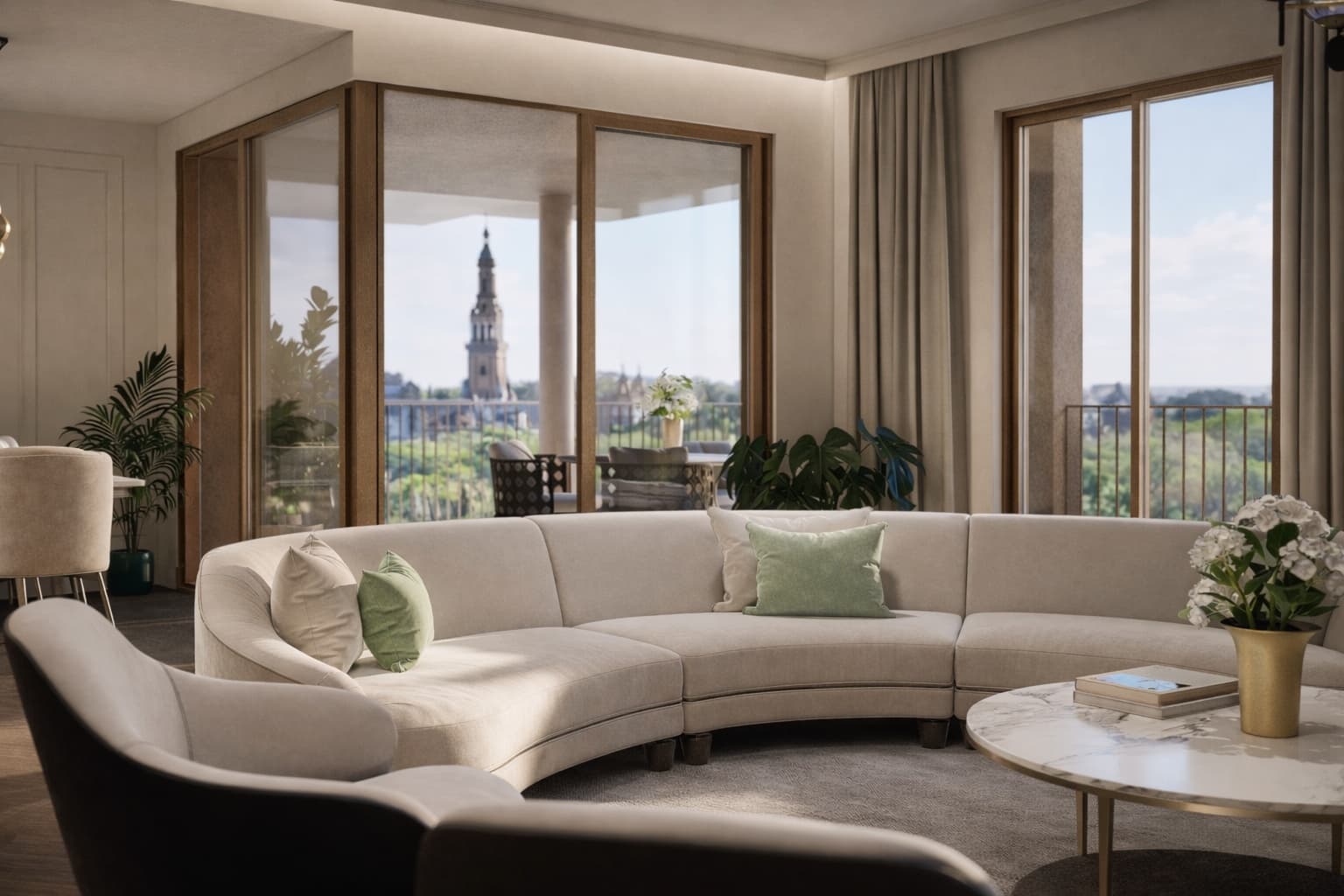 Salón moderno con sofá curvo beige, cojines verdes, mesa de mármol y vistas a una torre desde el balcón.