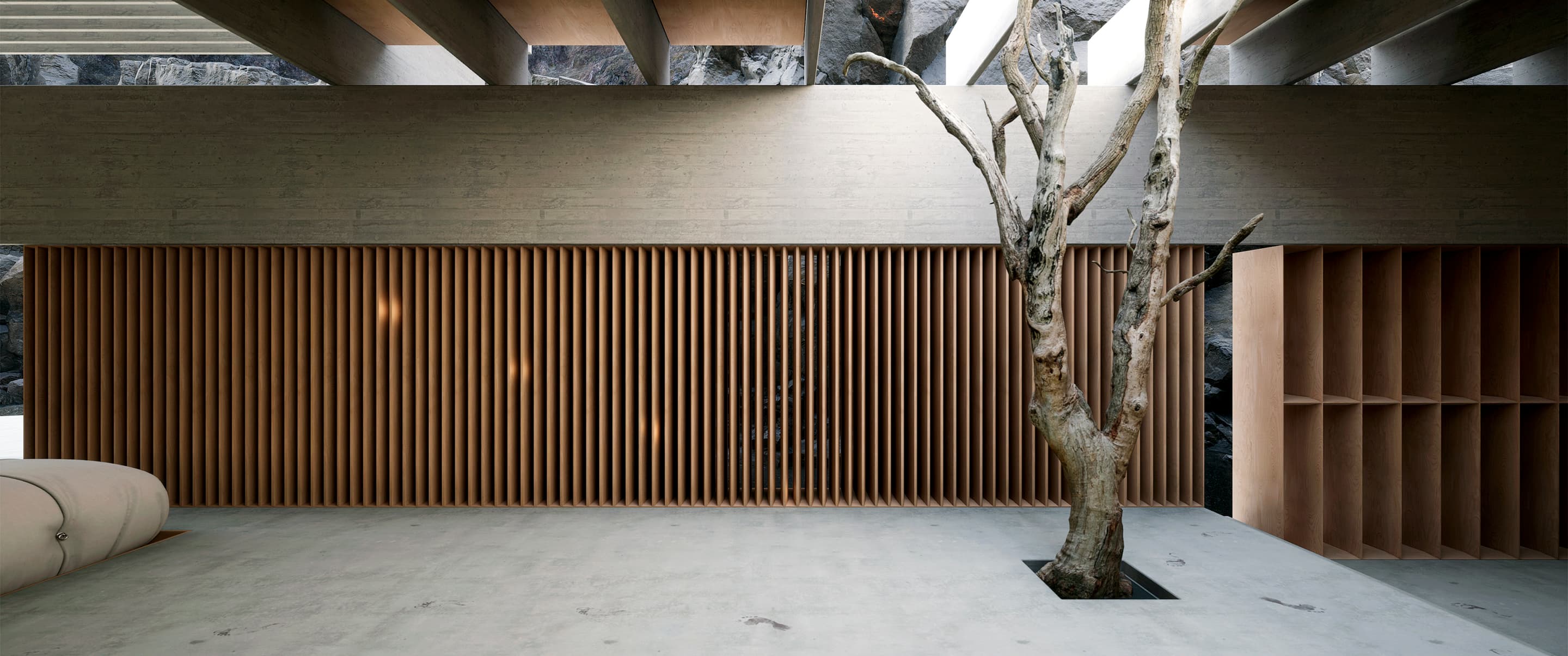 Espacio minimalista interior con planta seca en el suelo, paredes de madera y techo con vigas expuestas.