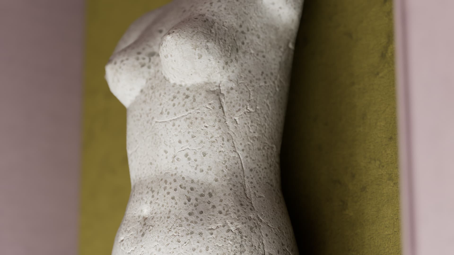 Escultura de torso femenino de piedra con textura y manchas sobre fondo verde.