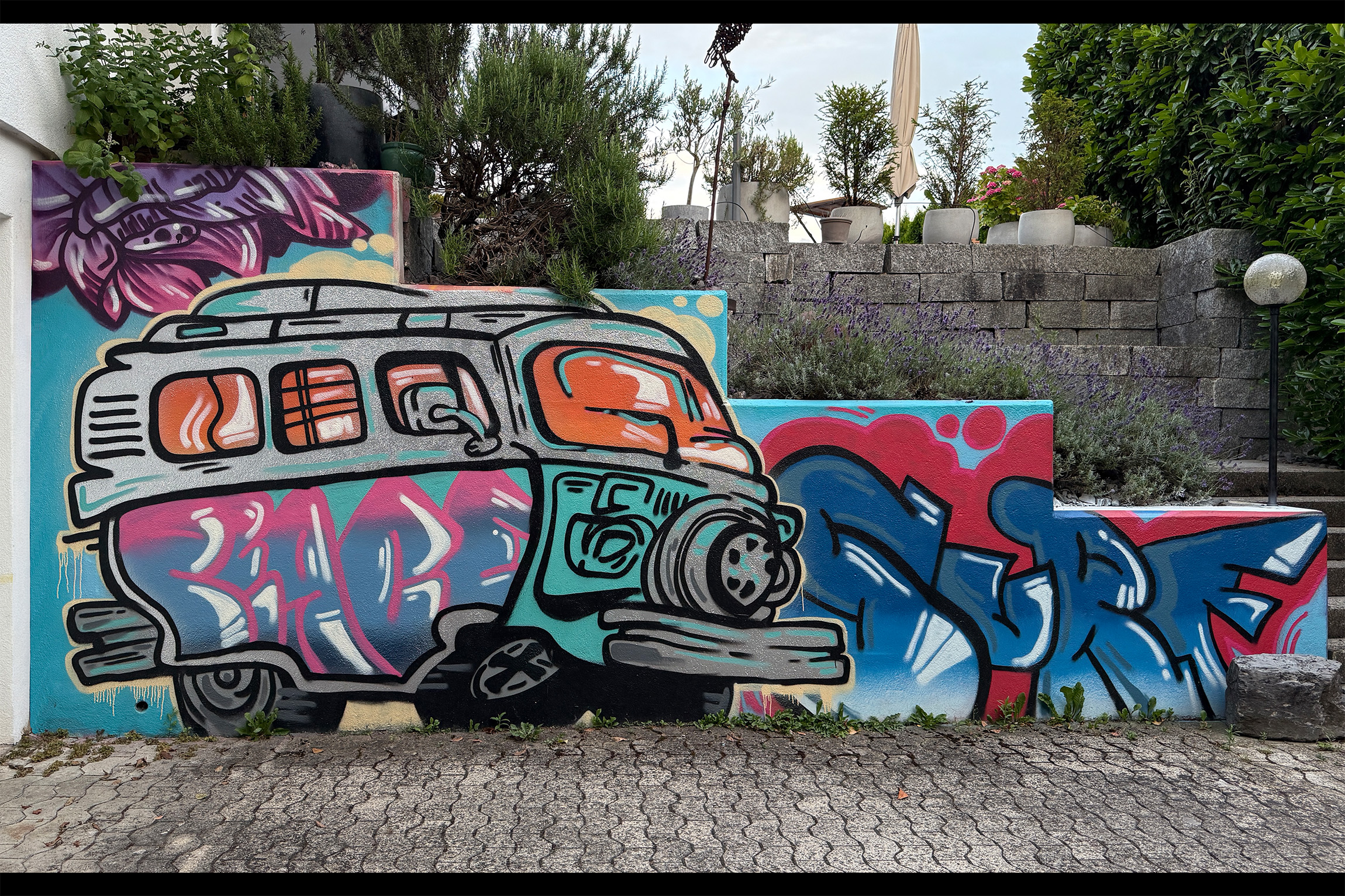 Wall design in a private setting. An iconic hippie bus in bold colors becomes an artistic highlight of the façade.