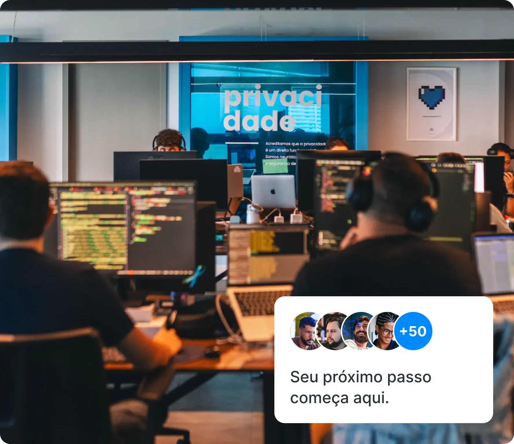 Funcionários da Amigo Tech em ambiente de trabalho