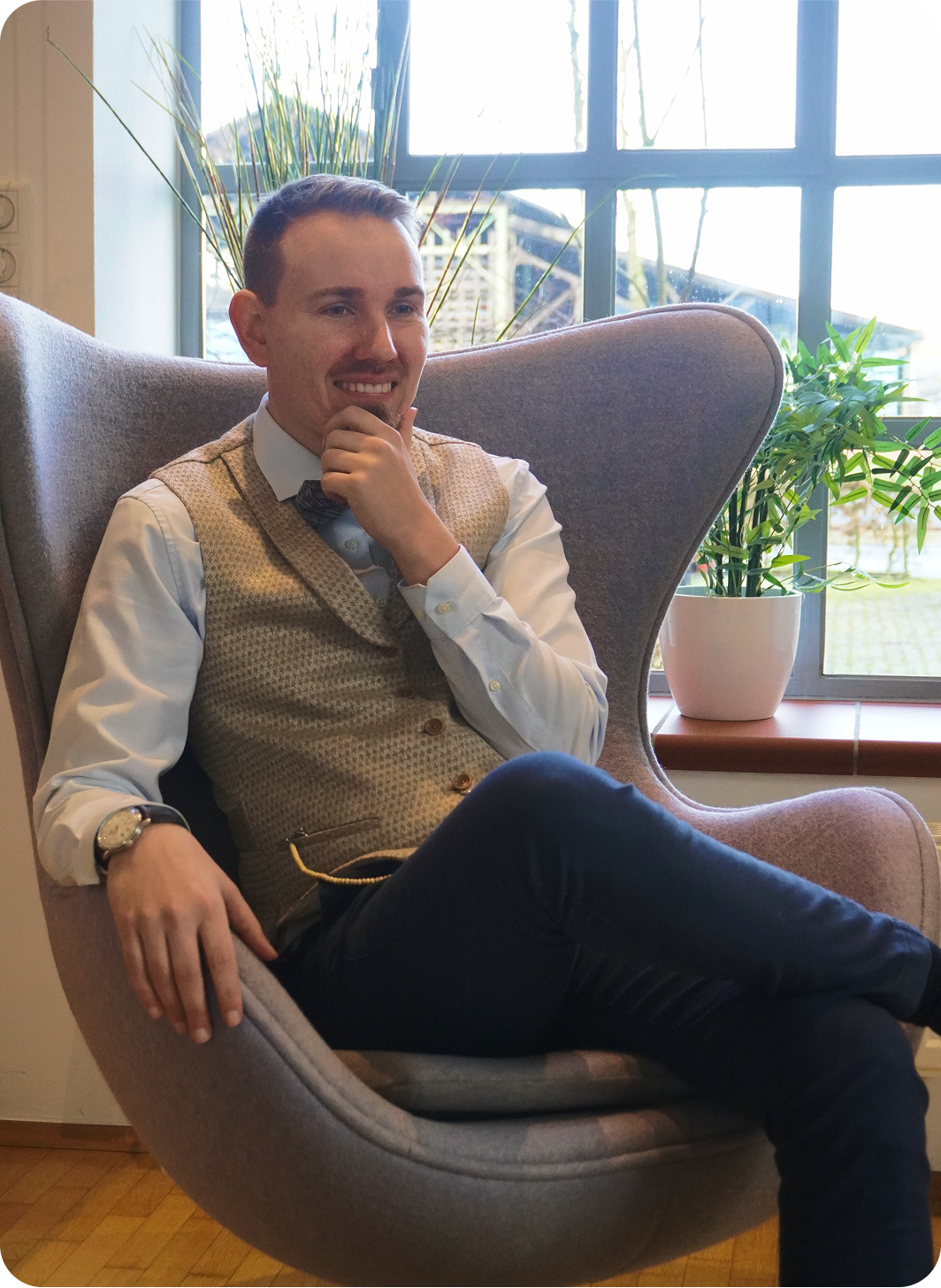 Porträt eines erfolgreichen Immobilieninvestors, der selbstbewusst vor modernen Wohngebäuden steht – Symbol für seinen Weg vom finanziellen Ruin zu finanzieller Freiheit durch Immobilieninvestitionen.