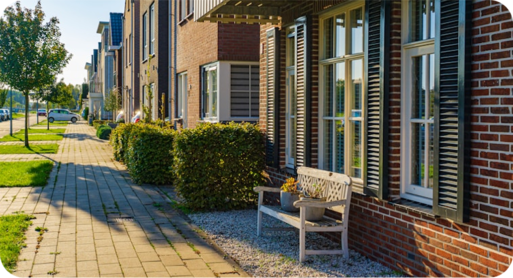 Porträt eines erfolgreichen Immobilieninvestors, der selbstbewusst vor modernen Wohngebäuden steht – Symbol für seinen Weg vom finanziellen Ruin zu finanzieller Freiheit durch Immobilieninvestitionen.