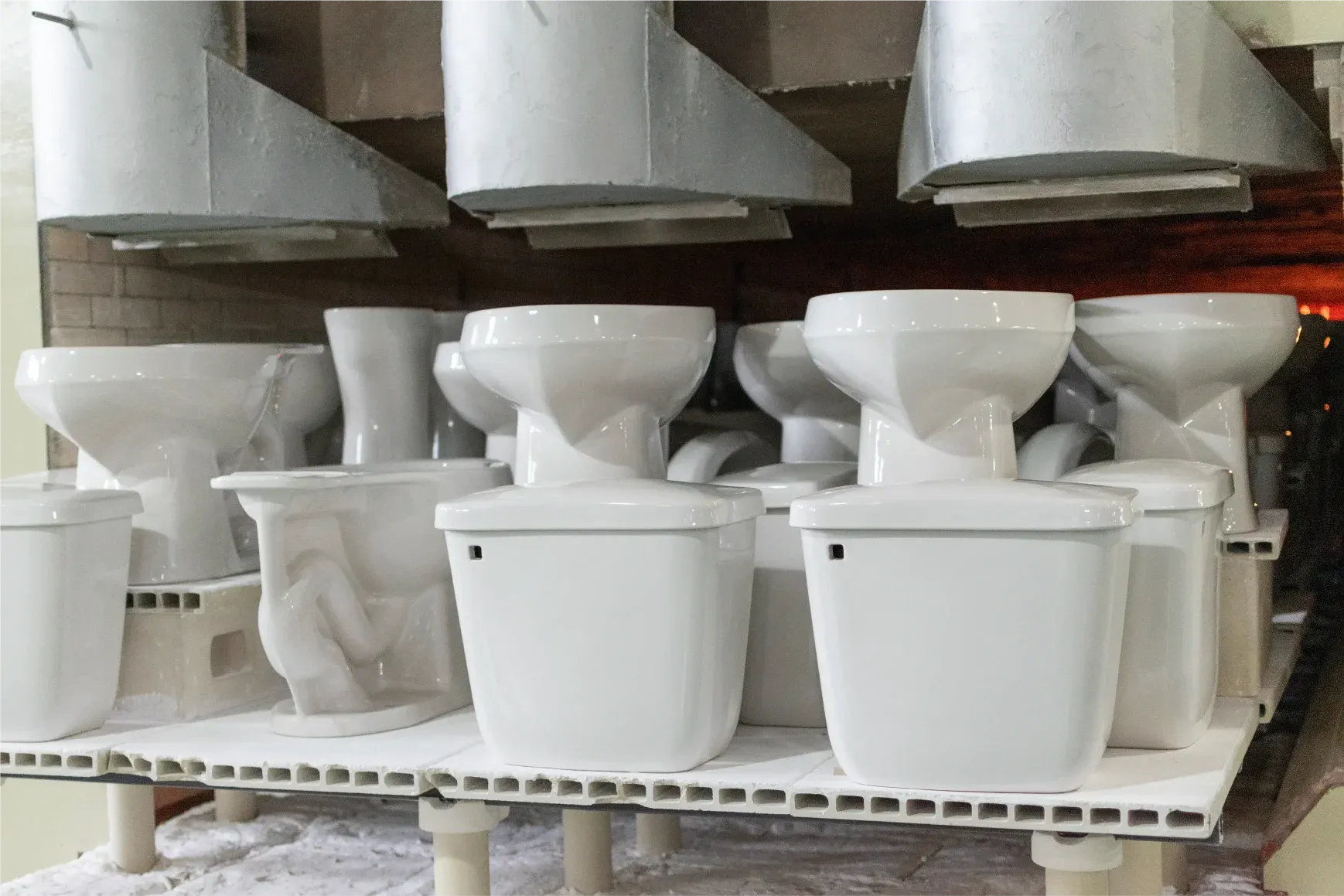 Printed materials showing industrial steel cable manufacturing with workers in safety gear and text in Spanish highlighting certification and product quality.