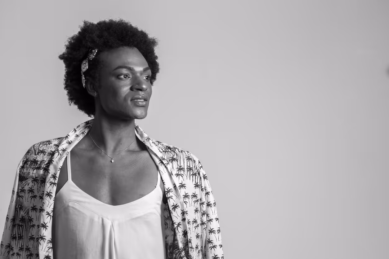 Profile of a black feminine individual looking to the right