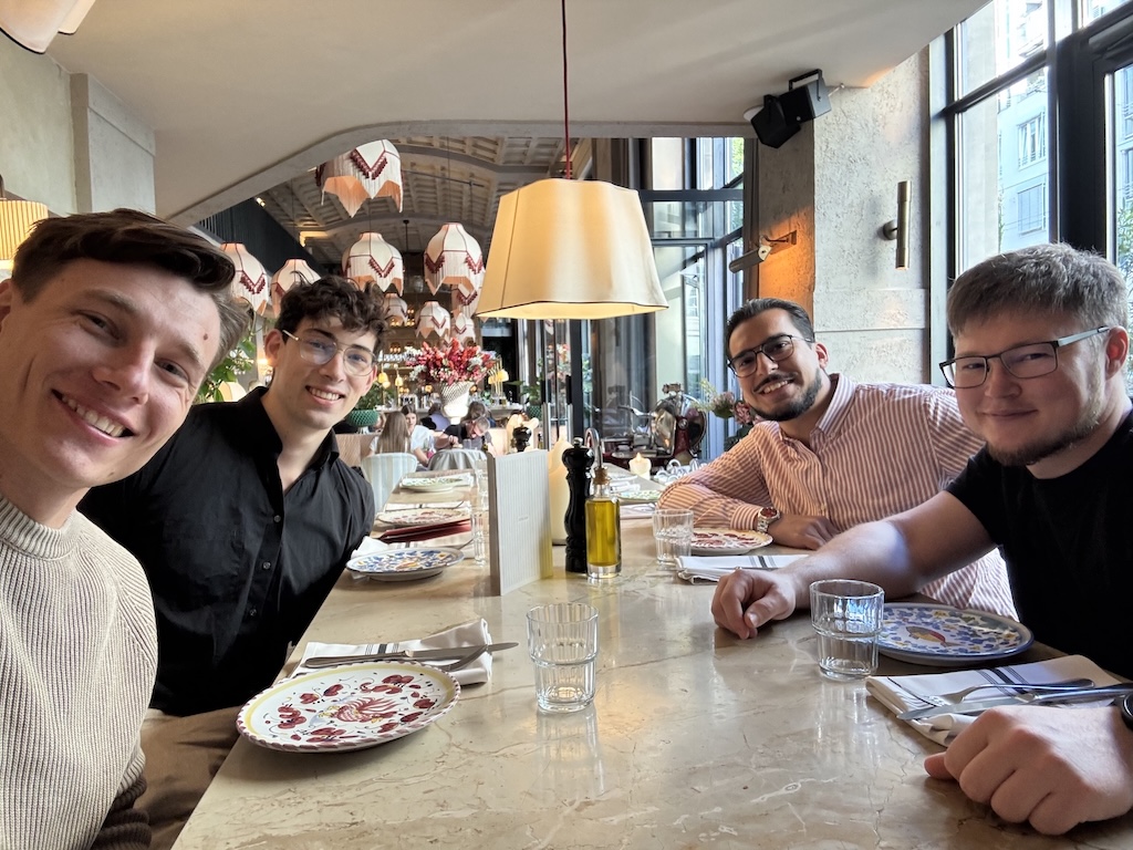Ein Gruppenfoto in einem Restaurant mit Mitgliedern der EPB Community