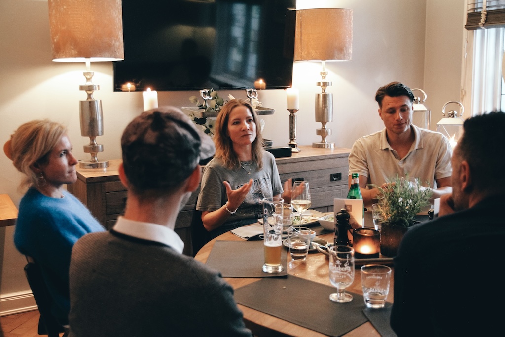 Ein Gruppenfoto in einem Restaurant mit Mitgliedern der EPB Community