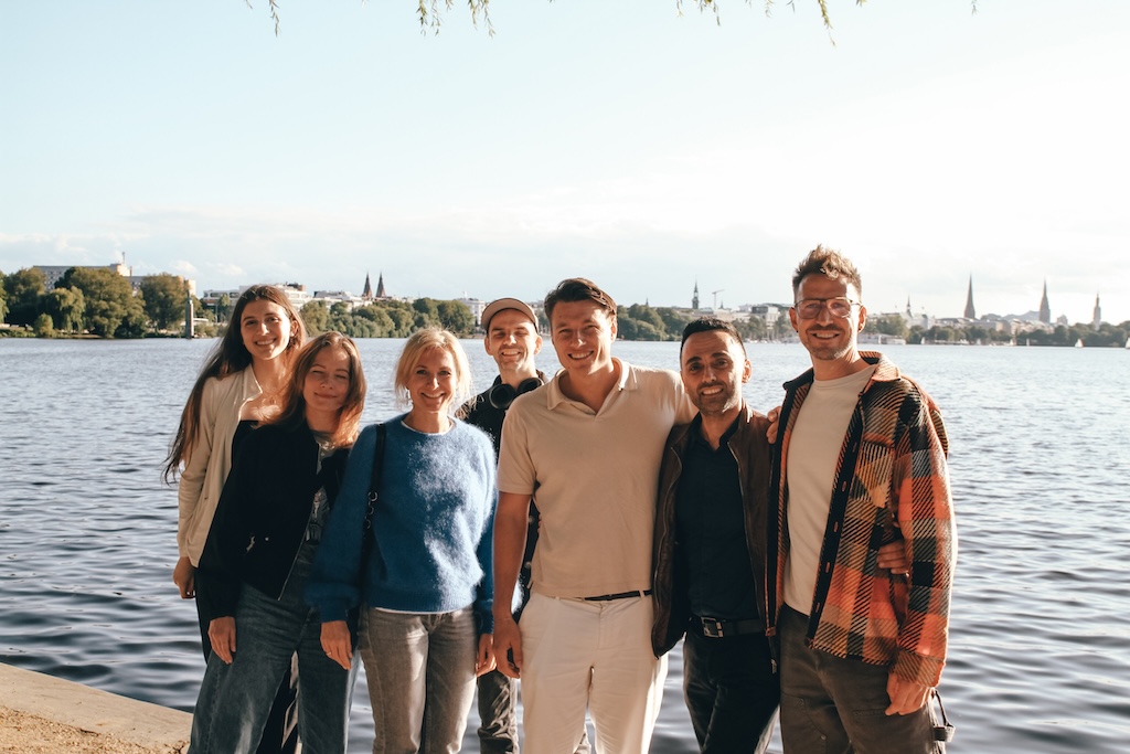 Ein Gruppenfoto in einem Restaurant mit Mitgliedern der EPB Community